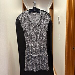 Evereve Black & White Printed V-Neck Tiered Dress